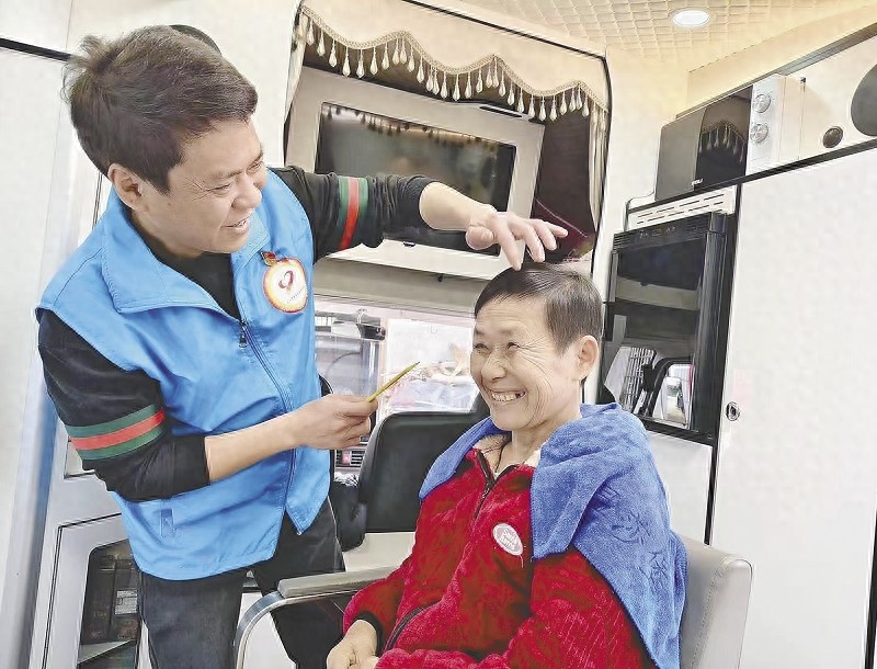 这位理发师竟坚持10年为行动不便老人义剪，你愿意为他点赞吗？  第1张