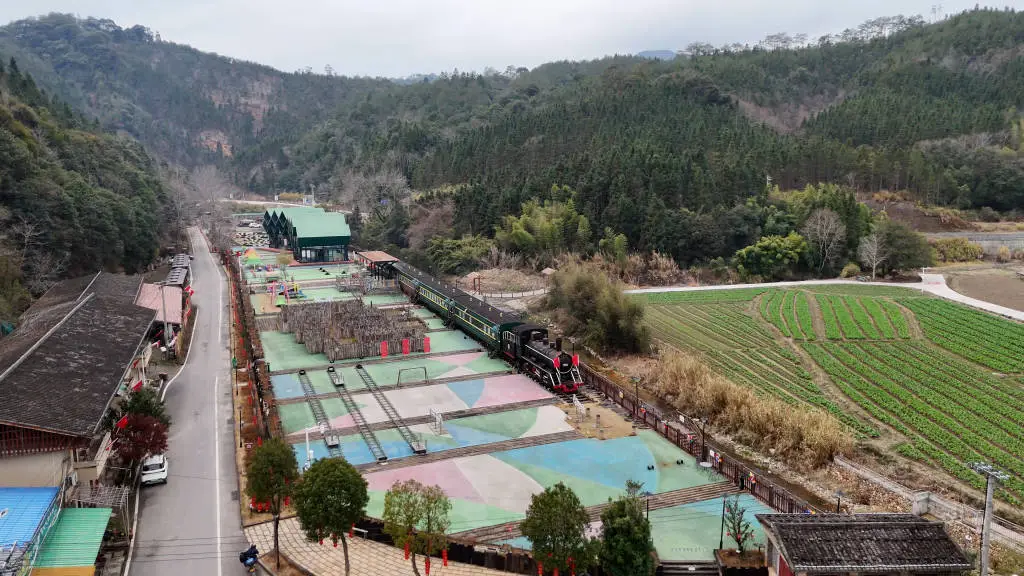 清流县拔里村：从伐木场到旅游胜地，这列火车如何变身为网红打卡地？
