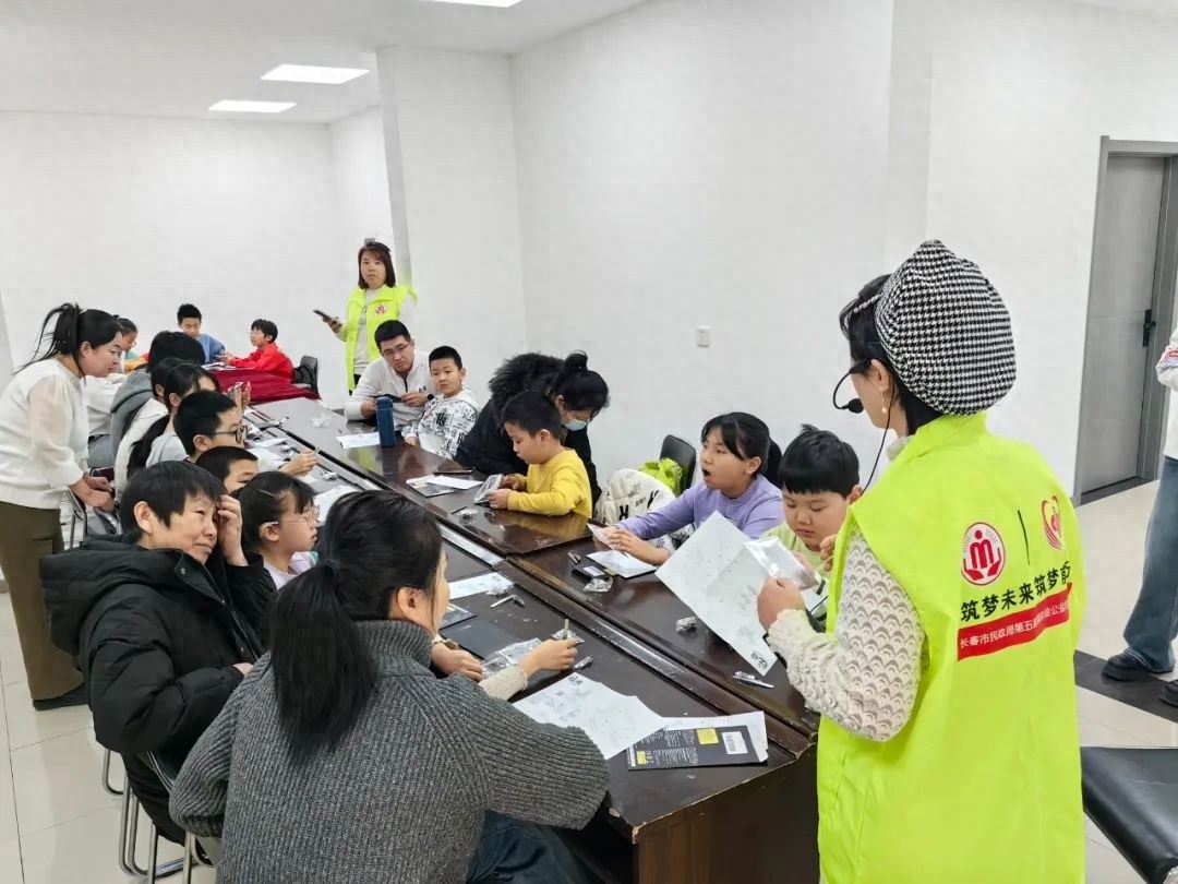 孩子们亲手制作飞机模型，航空梦想从这里起飞  第1张