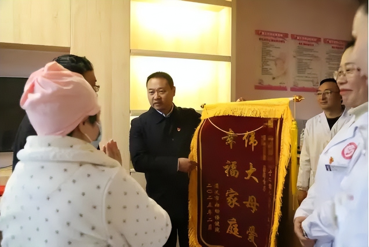 64岁高龄产妇成功分娩，母子平安的背后隐藏着怎样的医疗奇迹？  第3张