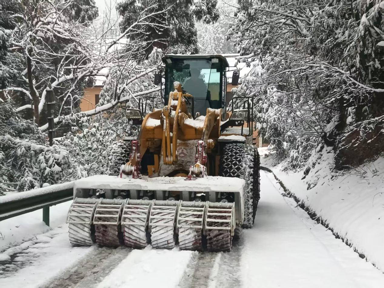 天台县抢险队凌晨出动，他们是如何在冰雪中守护群众安全的？  第2张