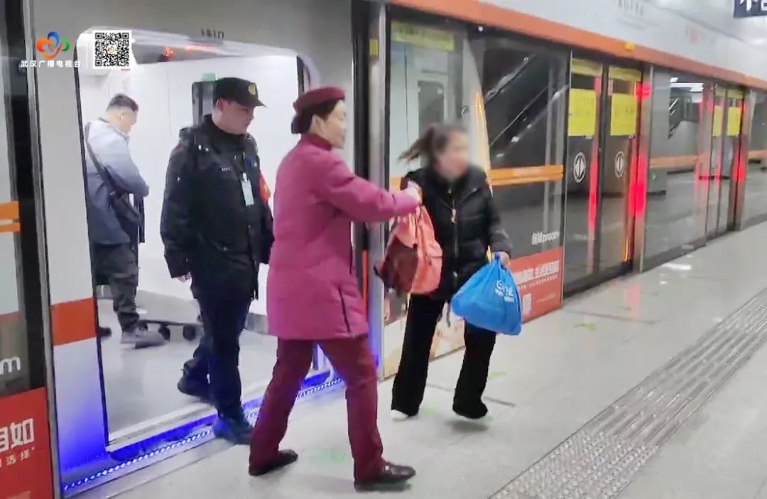 惊险40分钟！武汉地铁如何20分钟内帮乘客找回遗失双肩包？  第3张