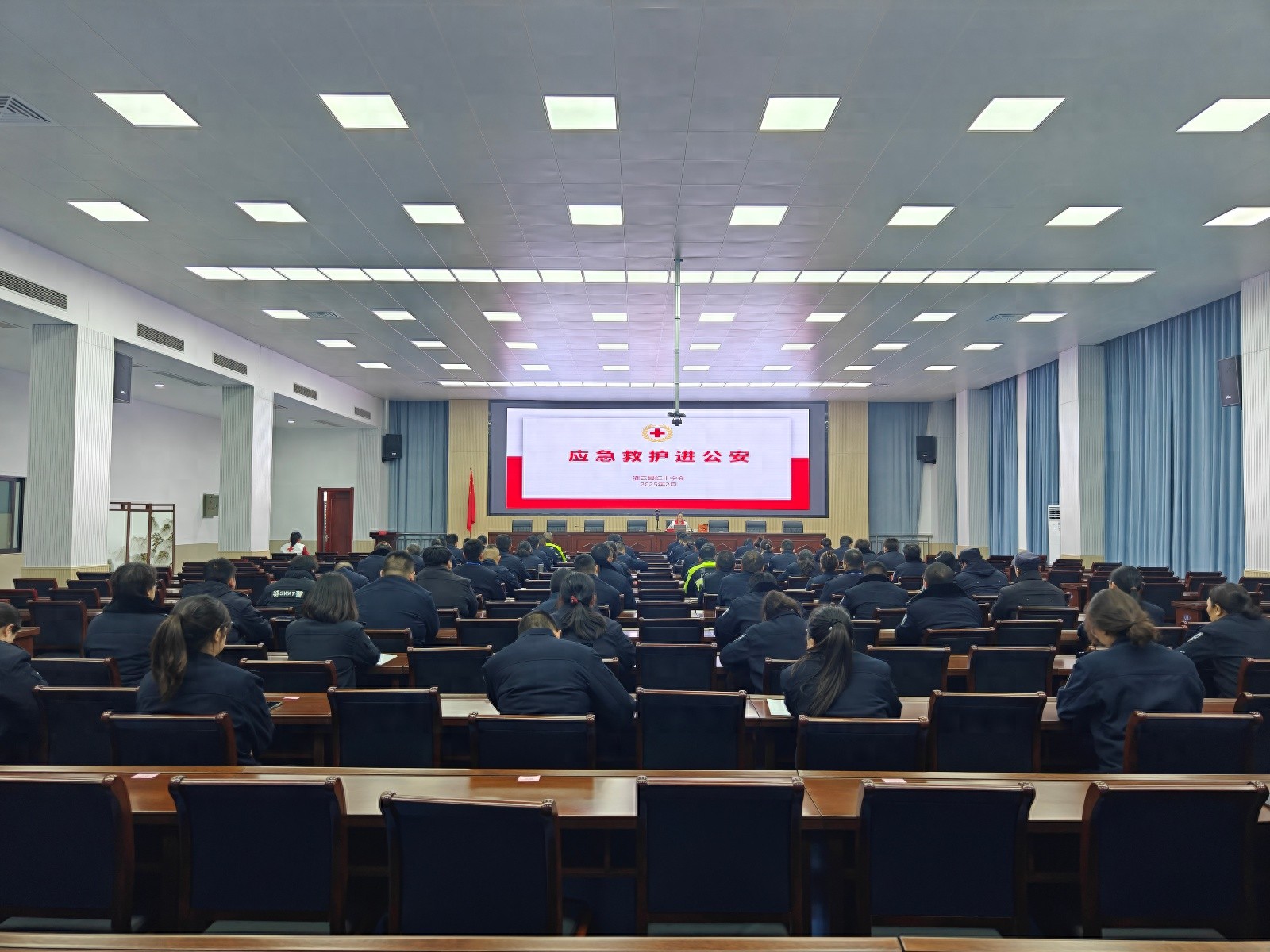 警察的生命线！2025年AED急救培训，你准备好迎接黄金四分钟了吗？  第1张