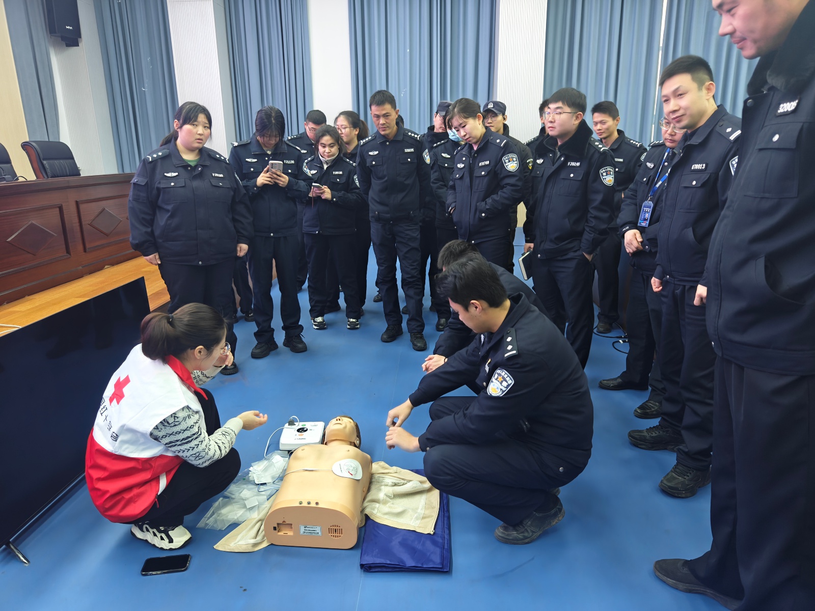 警察的生命线！2025年AED急救培训，你准备好迎接黄金四分钟了吗？  第4张
