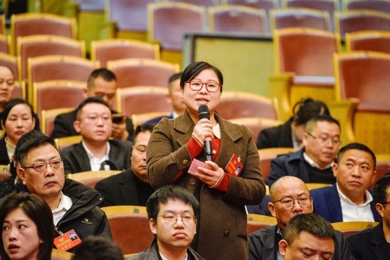 抢麦大战！政协委员如何破解城区停车难题？  第2张