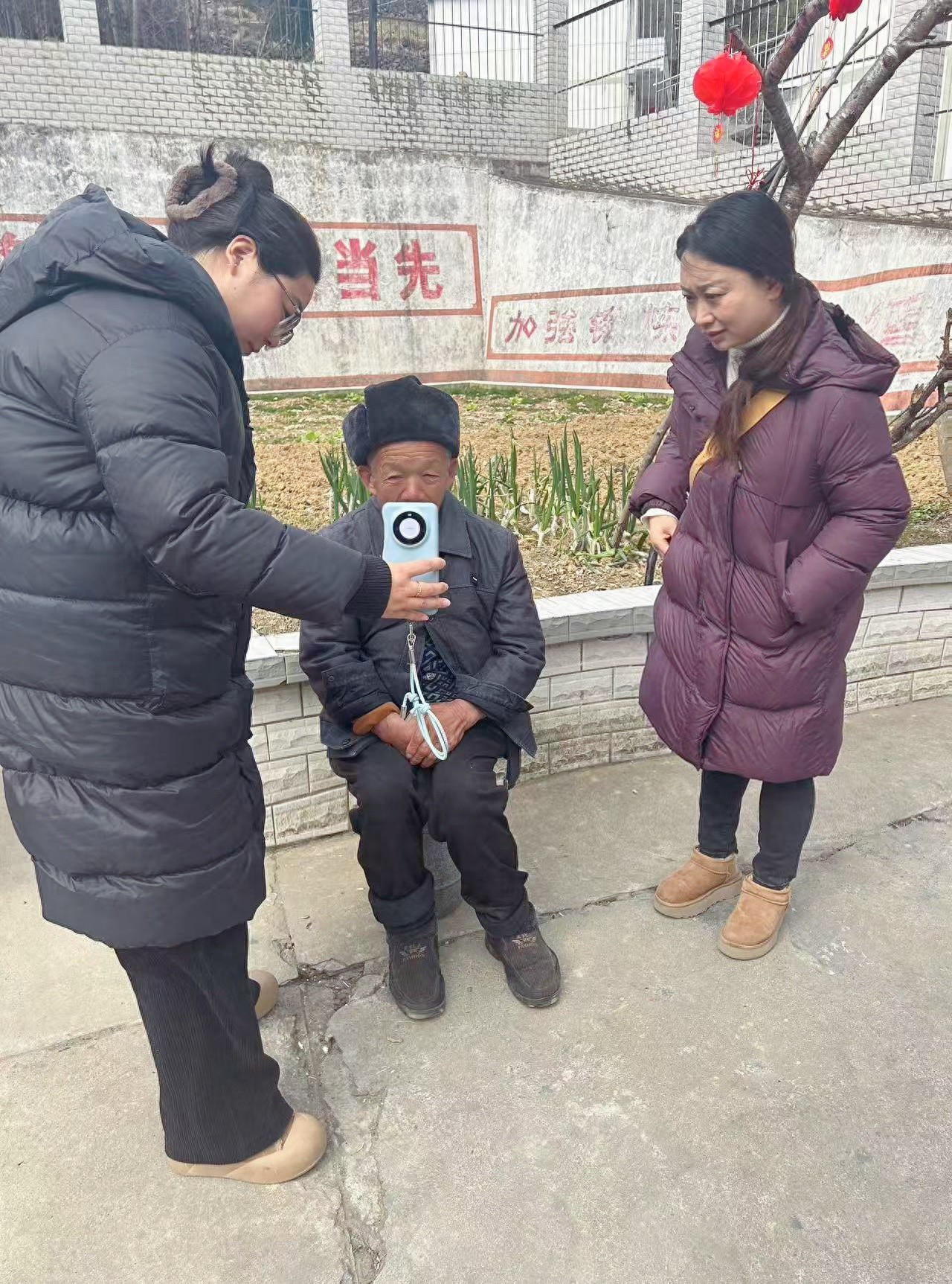 镇坪县如何确保每位老人的养老钱100%领取？上门服务解密  第1张