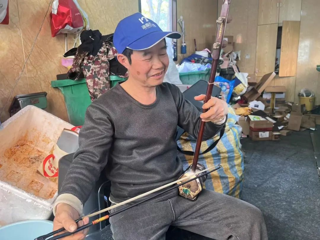 垃圾站里的音乐家：卢贤敏如何用二胡征服了全网？  第4张