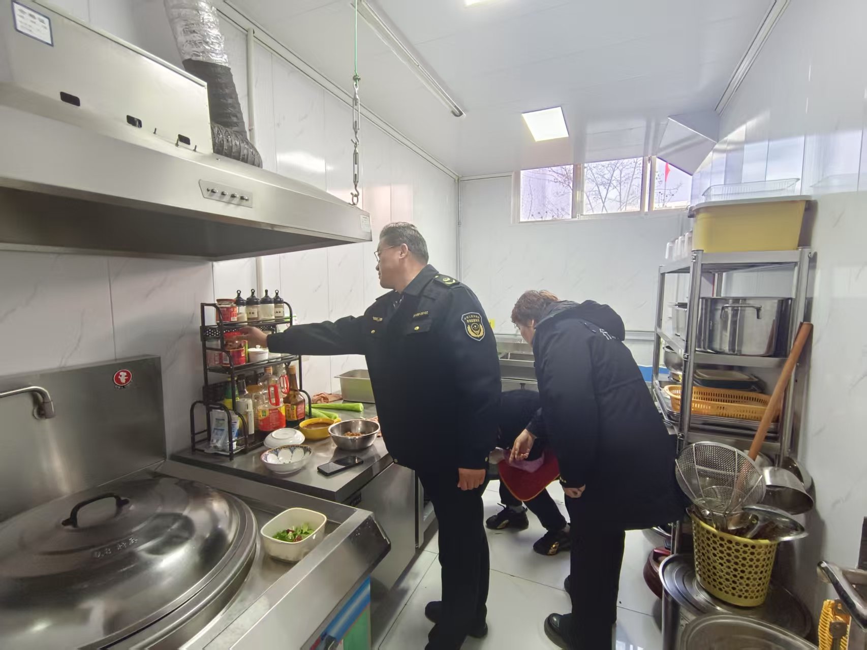春季开学，孩子的食品安全谁来守护？解放路市场监管所出重拳  第2张