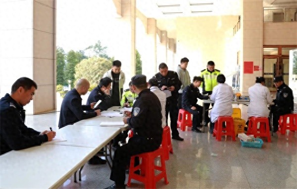 双峰县公安局民警、职工、辅警为何纷纷登上献血车？他们的赤诚之心令人感动  第1张
