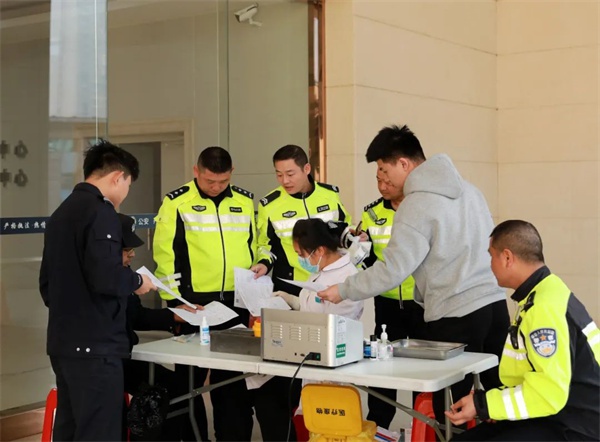 双峰县公安局民警、职工、辅警为何纷纷登上献血车？他们的赤诚之心令人感动  第2张