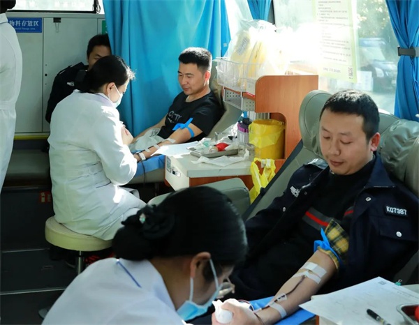 双峰县公安局民警、职工、辅警为何纷纷登上献血车？他们的赤诚之心令人感动  第6张