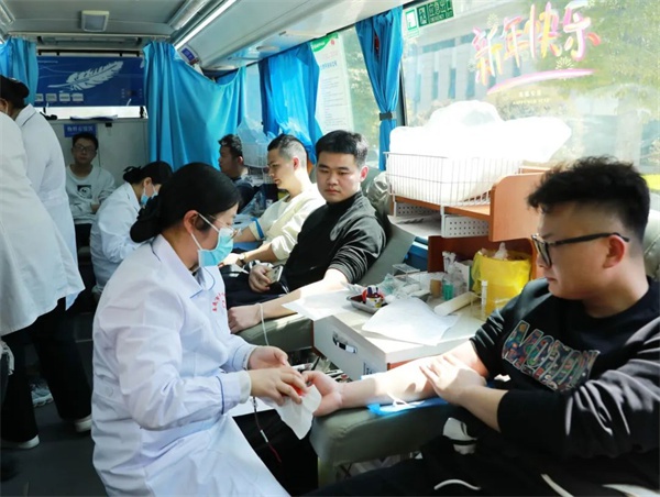 双峰县公安局民警、职工、辅警为何纷纷登上献血车？他们的赤诚之心令人感动  第7张