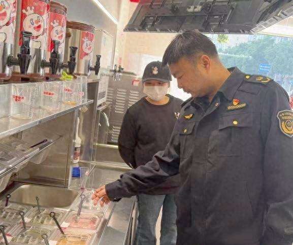 你的奶茶真的安全吗？芦淞区突击检查揭秘热门奶茶店真相
