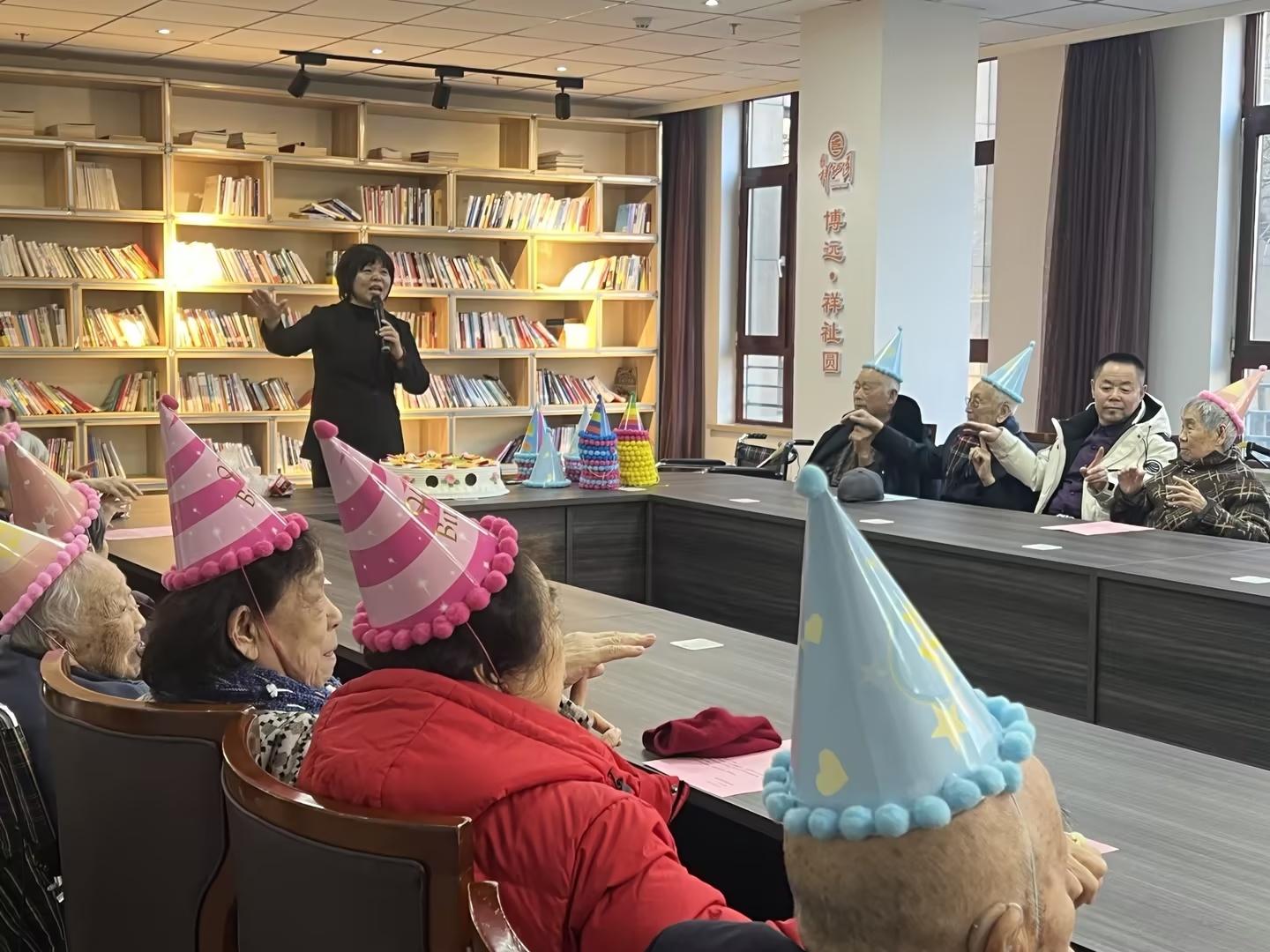 春日暖阳下的温馨生日会，是谁让老人们笑得如此灿烂？  第2张