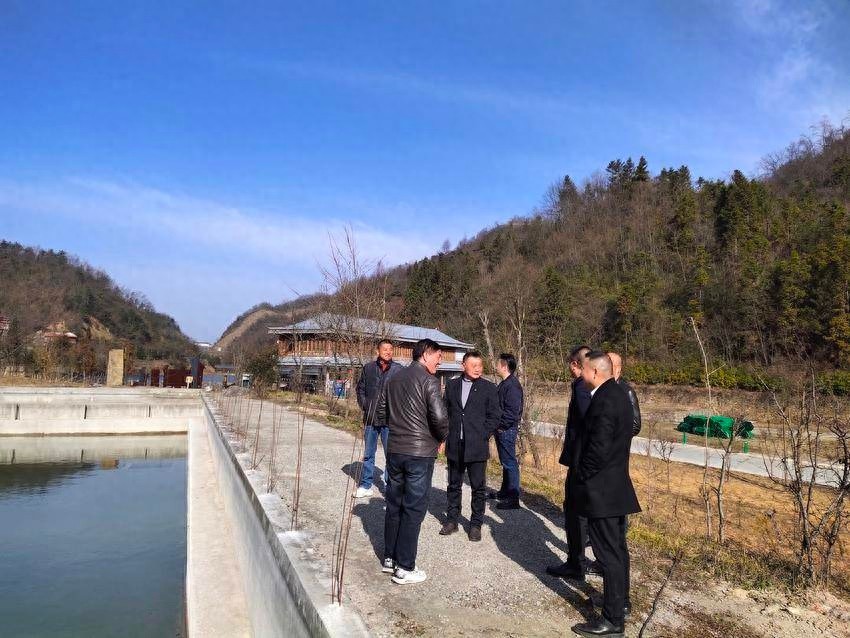 十八里长峡如何成为鄂渝陕的生态康养旅居天堂？揭秘天池花海的绝美风景  第1张