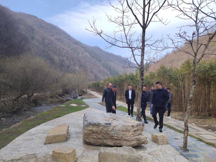 十八里长峡如何成为鄂渝陕的生态康养旅居天堂？揭秘天池花海的绝美风景  第2张