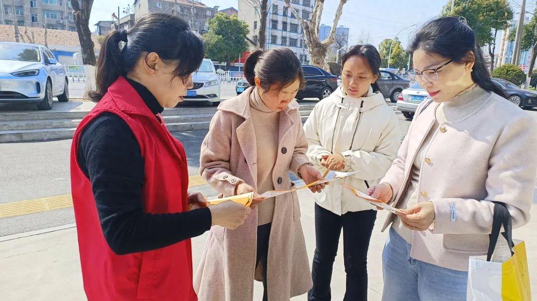 洪湖市妇联携手心灵驿站社工中心，为妇女儿童筑起法治保护屏障！你了解这些法律知识吗？