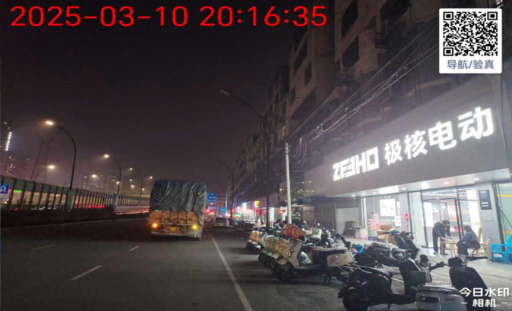 谁在守护我们的夜归路？揭秘城市路灯监督员的默默奉献