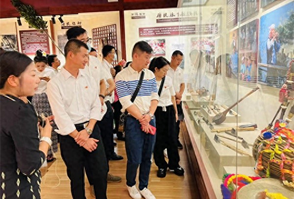 景颇族的长刀文化，如何成为廉洁教育的利器？  第1张
