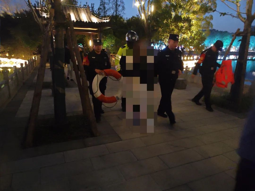 惊心动魄!樱花湖畔民警飞奔救下轻生女孩,生死时刻谁在守护我们的孩子? 第3张 惊心动魄!樱花湖畔民警飞奔救下轻生女孩,生死时刻谁在守护我们的孩子? 第3张