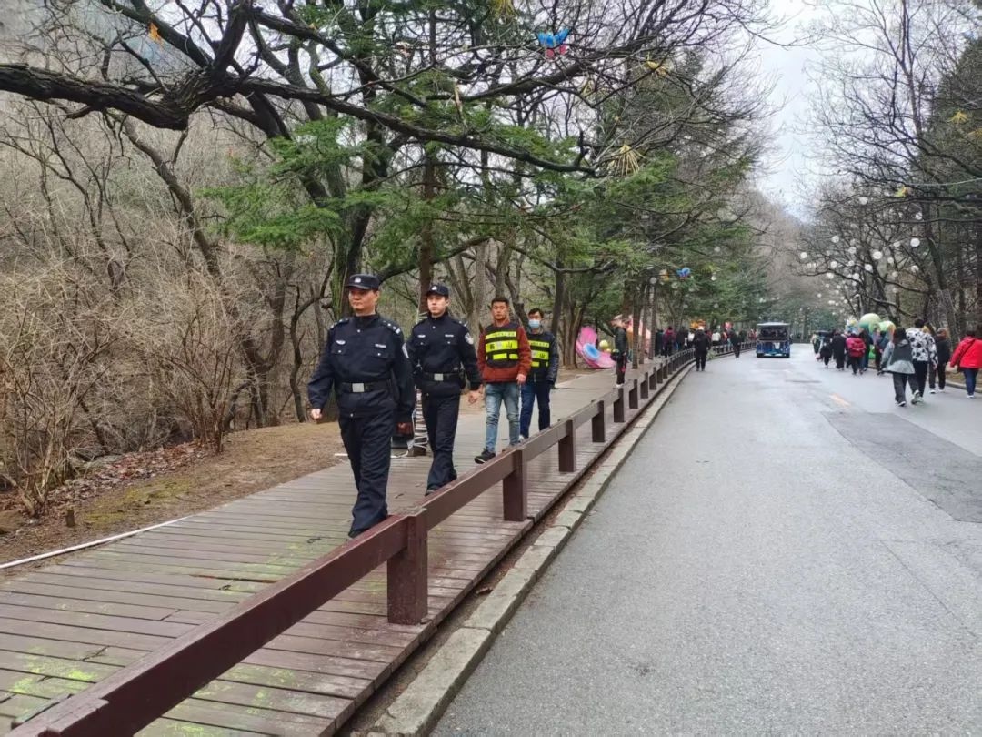 警民联手守护千山景区，义警力量如何让游客更安心？  第2张