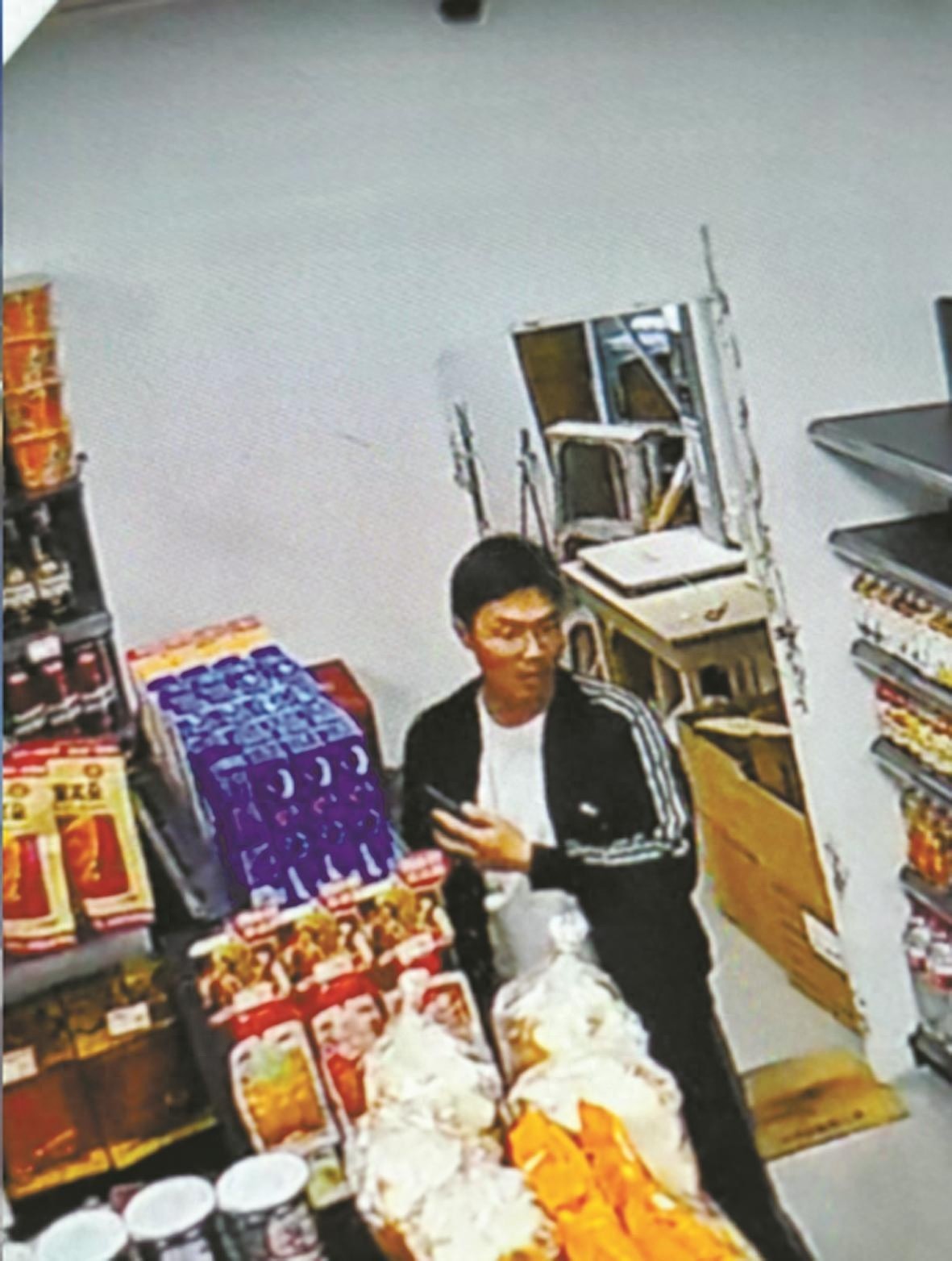 暖心！小伙超市内为迷路老人买吃的，你的善良温暖了谁的心？