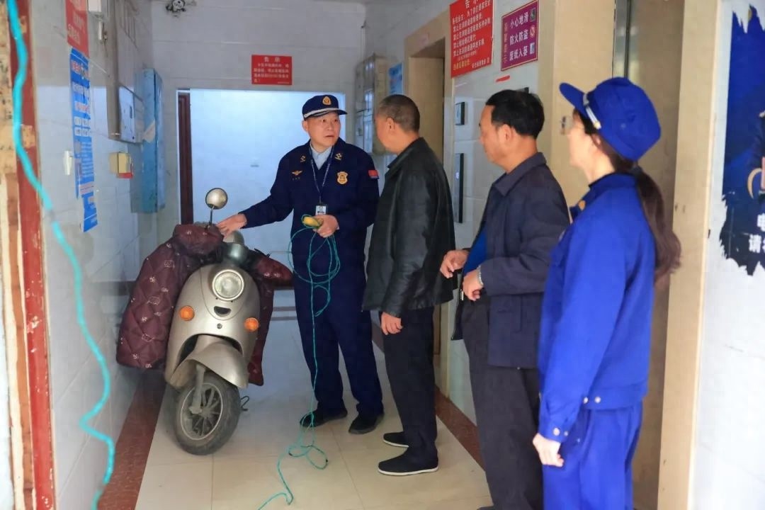 物业自曝家丑！电动车违停屡禁不止，消防部门出手能否根治顽疾？