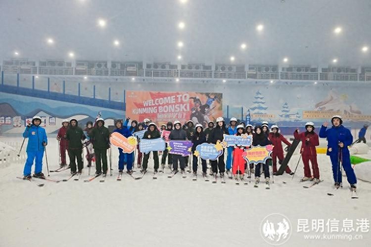 东南亚留学生在昆明体验冰雪魅力，云南的冰雪外交为何如此吸引人？