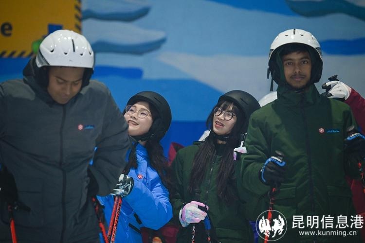 东南亚留学生在昆明体验冰雪魅力，云南的冰雪外交为何如此吸引人？  第2张