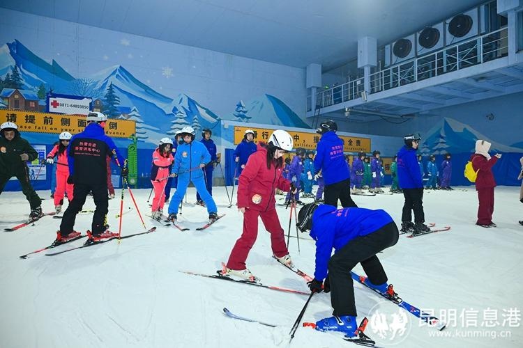 东南亚留学生在昆明体验冰雪魅力，云南的冰雪外交为何如此吸引人？  第3张