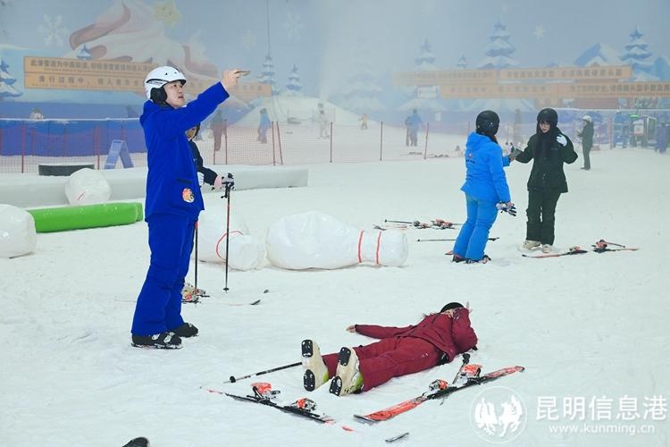 东南亚留学生在昆明体验冰雪魅力，云南的冰雪外交为何如此吸引人？  第4张