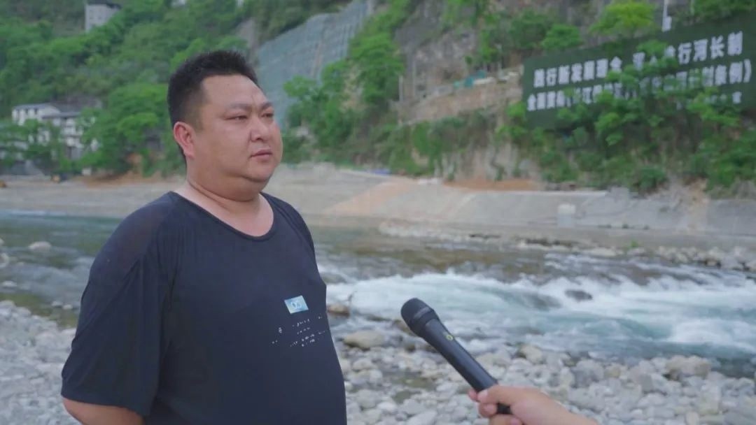 13岁男孩命悬一线！三位烤鱼商户为何不顾生死跳入湍急河流？