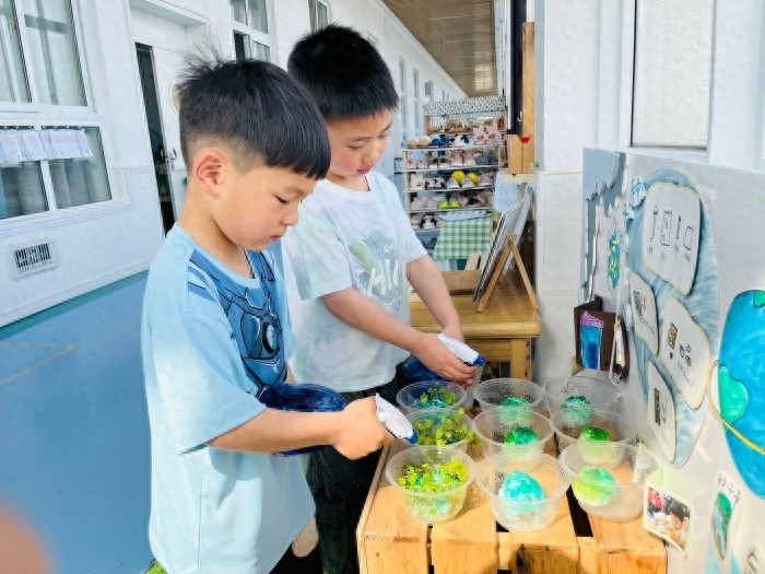 幼儿园小朋友竟用废纸制作种子地球？这份地球日礼物太有创意了