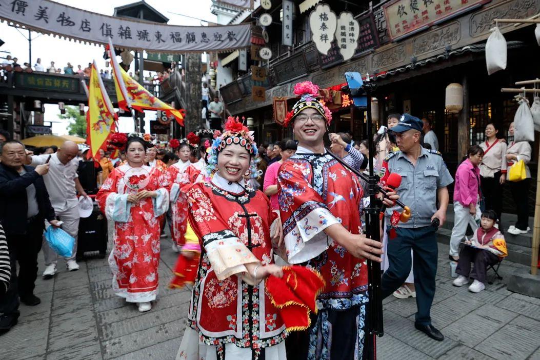 雨中相亲竟成功20多对！益阳明清古巷的这场相亲大会为何如此火爆？  第3张