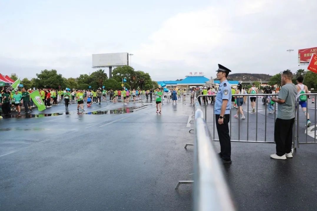 3500名跑者激情开跑！道县公安如何筑起最坚实的马拉松安全屏障？  第2张