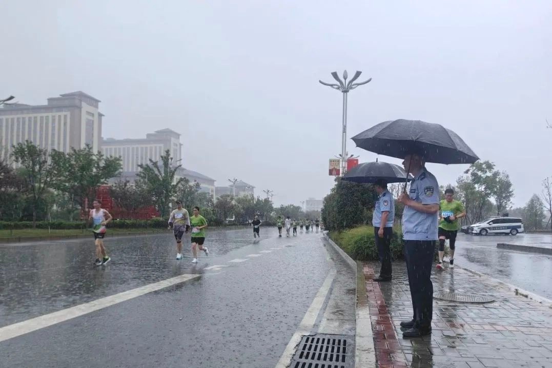 3500名跑者激情开跑！道县公安如何筑起最坚实的马拉松安全屏障？  第11张
