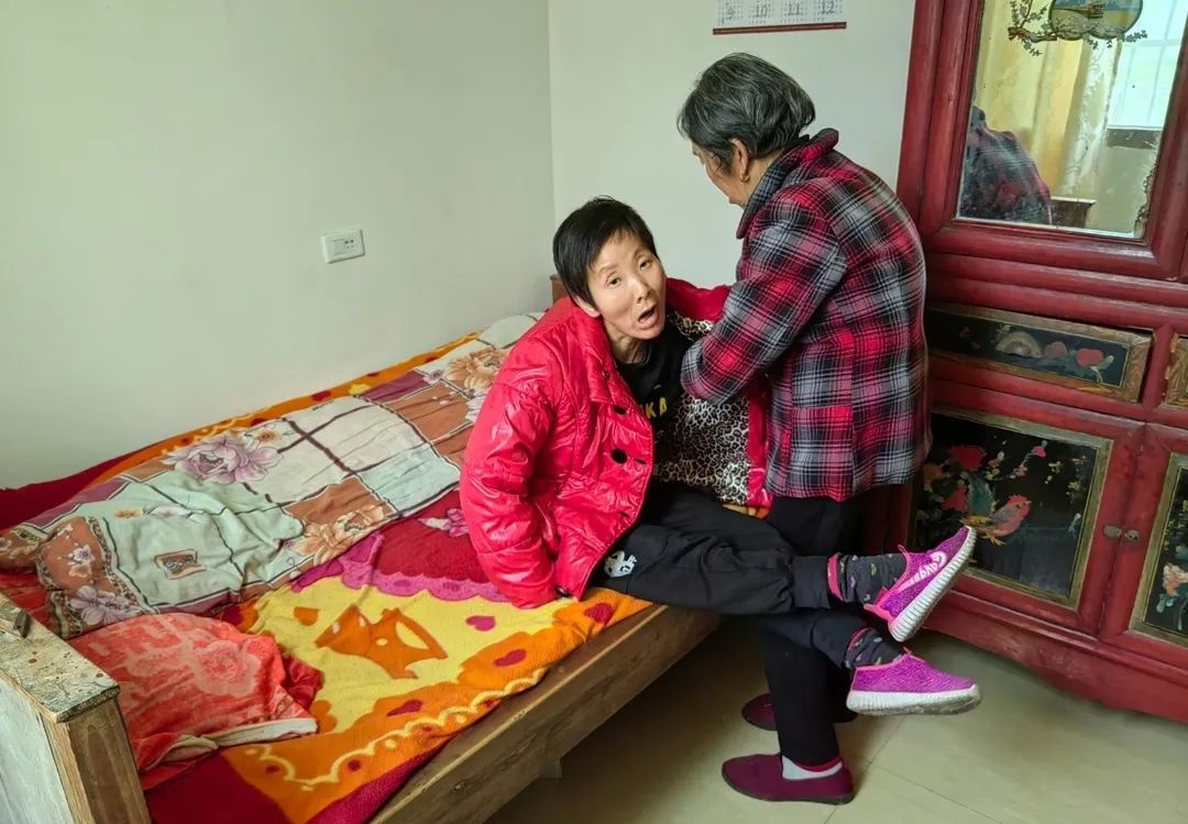 70岁母亲40年如一日照顾残疾女儿，这份母爱为何让人泪目？  第2张