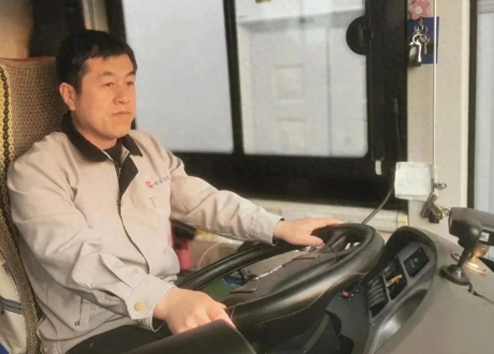 43路公交司机高艳龙背起晕倒乘客狂奔医院！平凡岗位竟有如此暖心之举？  第1张