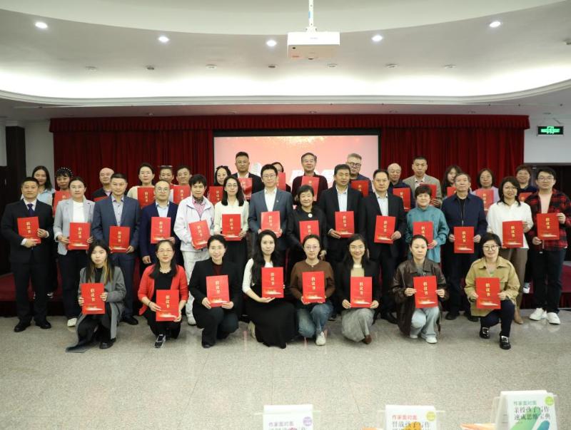AI时代如何让孩子成为语言构架师？50位专家共议青少年写作思维训练  第2张