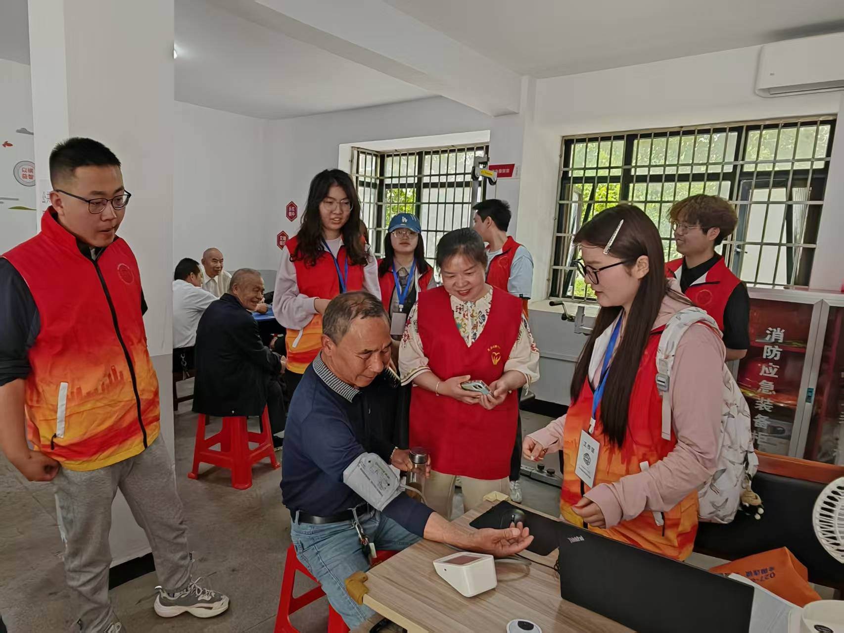 社区老人为何纷纷点赞？这场志愿服务活动让爱从‘头’开始  第2张