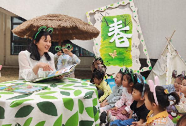 当绘本遇上春天，济源幼儿园的孩子们竟在草地上搭起了书屋  第1张
