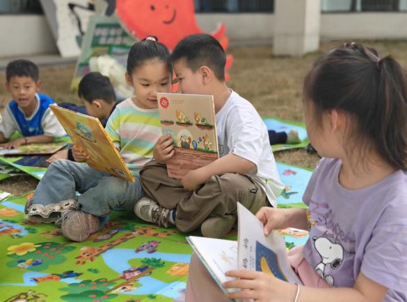 当绘本遇上春天，济源幼儿园的孩子们竟在草地上搭起了书屋  第3张
