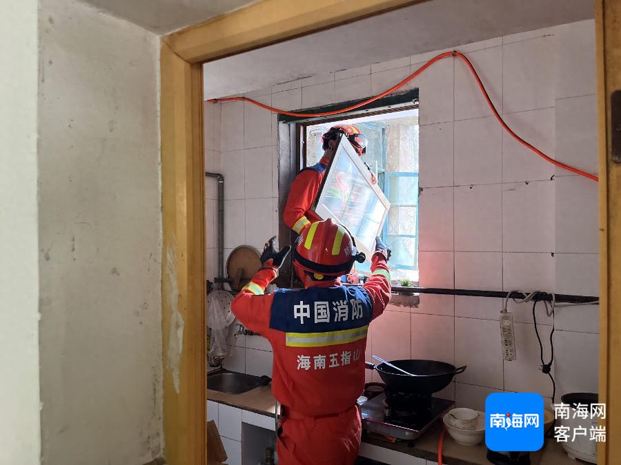 12岁男孩被困三楼窗沿命悬一线！消防员如何化险为夷？