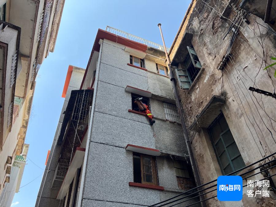 12岁男孩被困三楼窗沿命悬一线！消防员如何化险为夷？  第3张