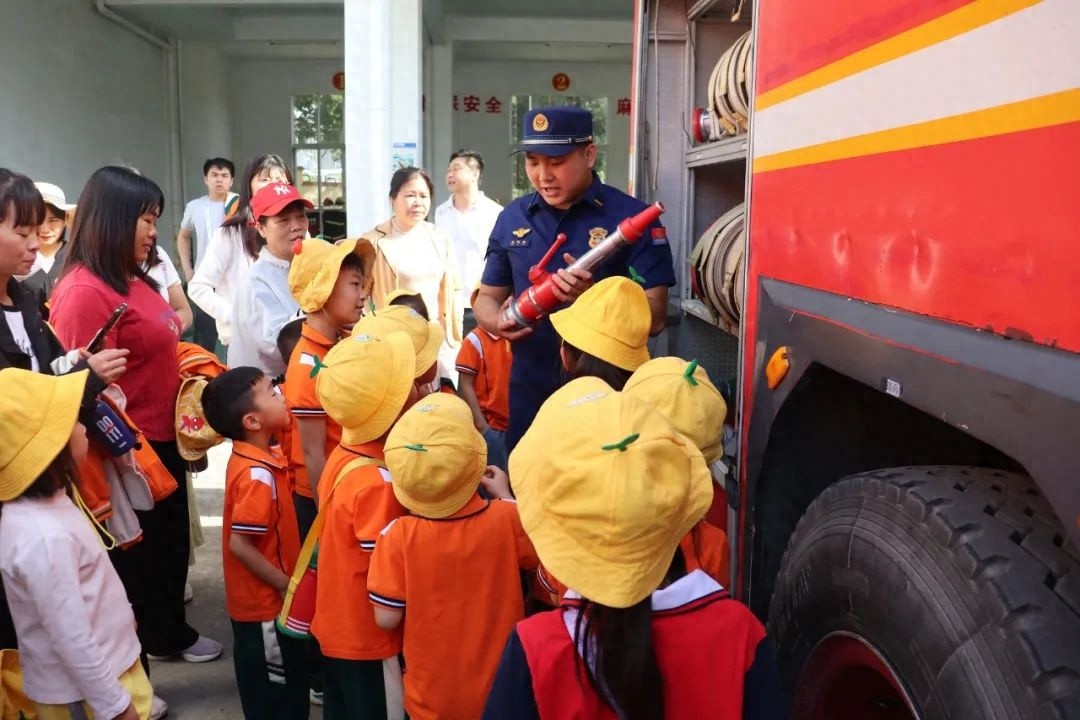 幼儿园小朋友变身小小消防员，你猜他们最爱的装备是什么？