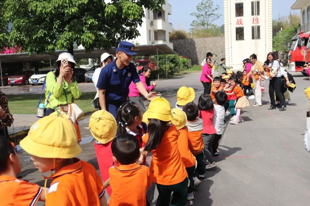 幼儿园小朋友变身小小消防员，你猜他们最爱的装备是什么？  第4张