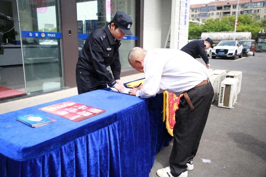 空调外机被盗10天破案！民警神速追回9台，赵大爷送锦旗感谢