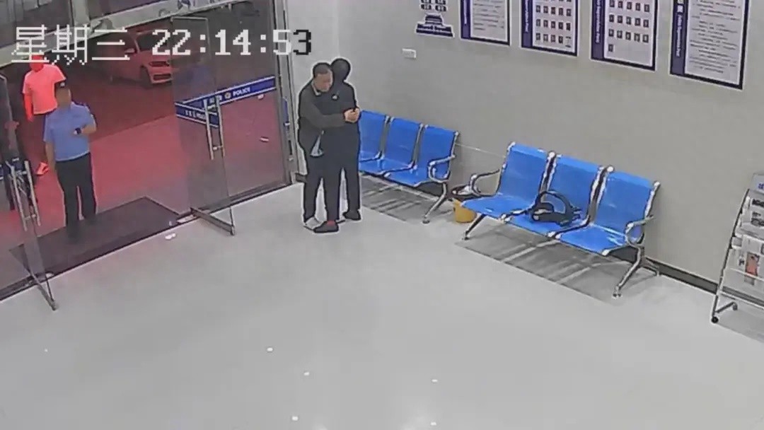 23年骨肉分离终团圆！离家男子与父母含泪相拥，背后故事令人泪目
