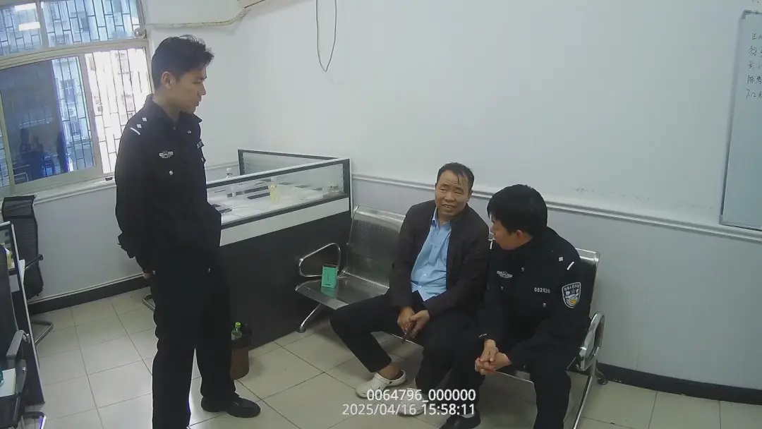 23年骨肉分离终团圆！离家男子与父母含泪相拥，背后故事令人泪目  第2张