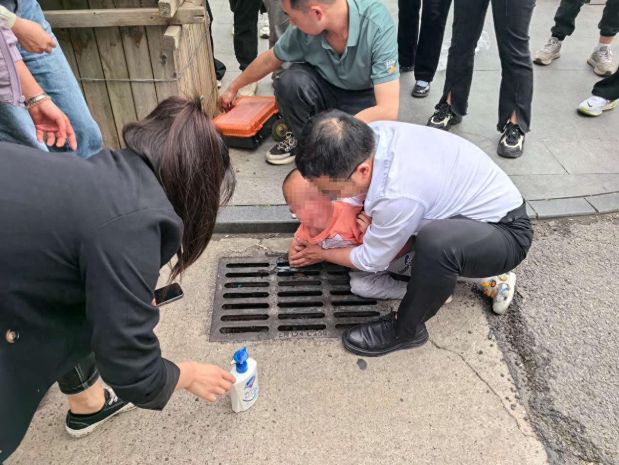 惊险！2岁幼童手臂被卡排水沟，消防员如何巧妙救援？